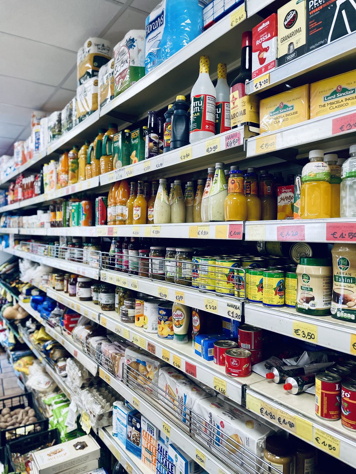Scaffali di prodotti alimentari asiatici da Bangla Bazar