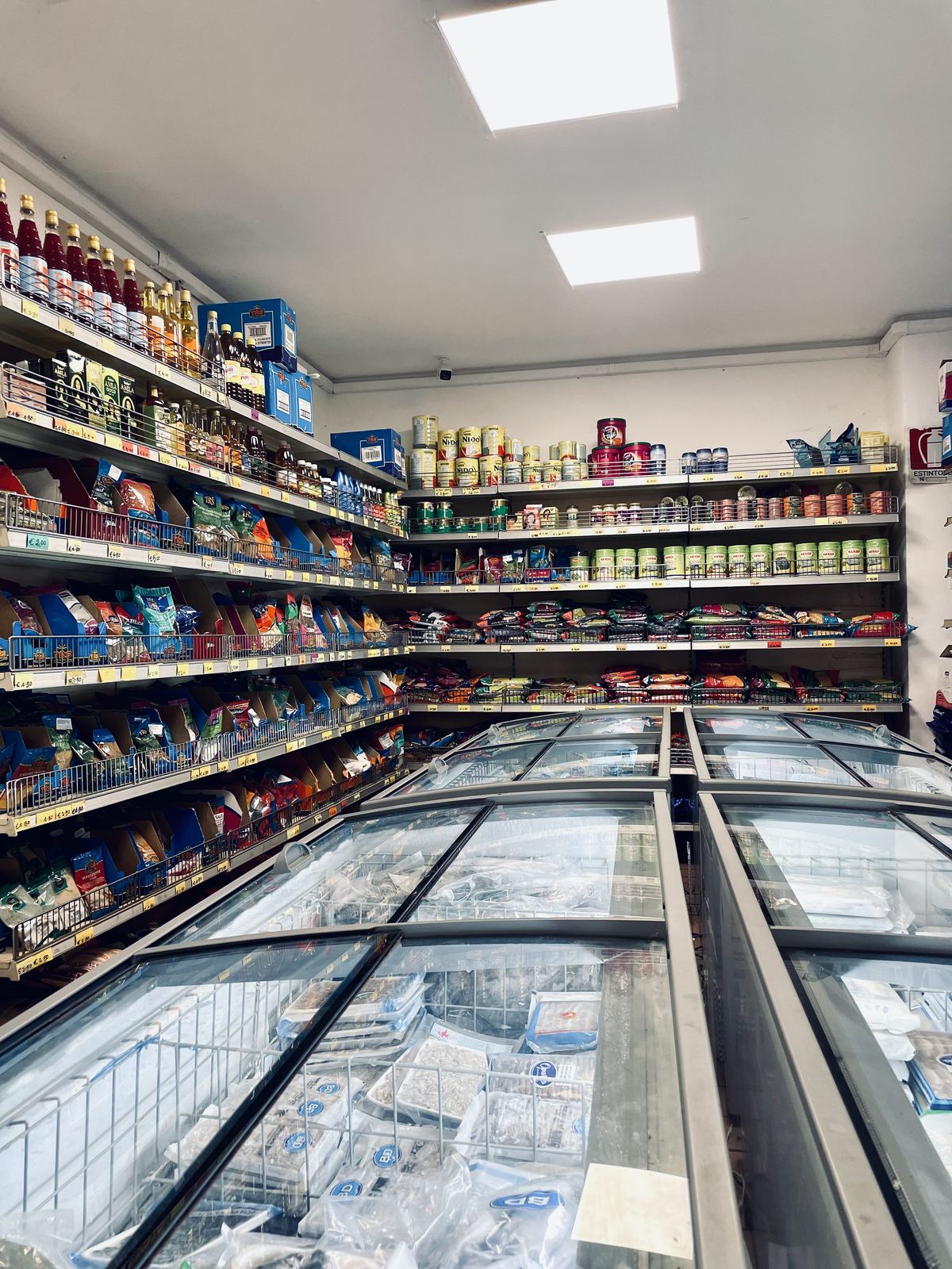 L'interno di Bangla Bazar: scaffali di prodotti asiatici